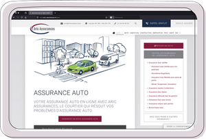 Page web d'assurance auto avec illustration urbaine
