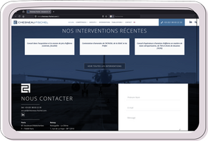 Tablette affichant site web entreprise et formulaire contact