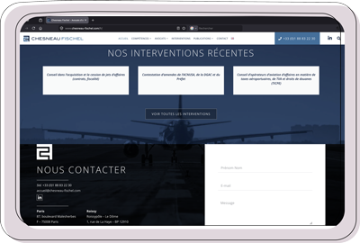 Tablette affichant site web entreprise et formulaire contact