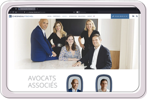 Équipe d’avocats posant dans un cabinet moderne