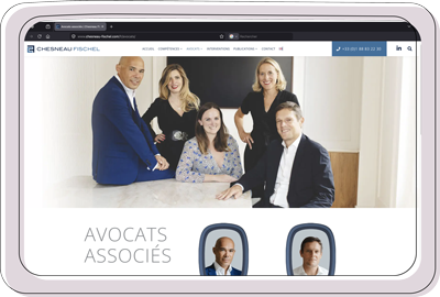 Équipe d’avocats posant dans un cabinet moderne