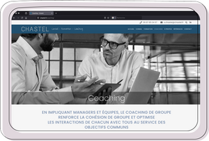 Site web de coaching affiché sur tablette