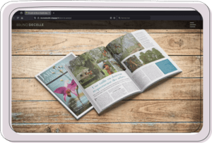 Magazine ouvert sur tablette, posé sur table en bois