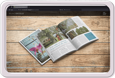 Magazine ouvert sur tablette, posé sur table en bois