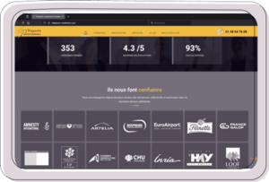 Tablette affichant site web professionnel et statistiques clés