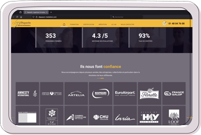 Tablette affichant site web professionnel et statistiques clés