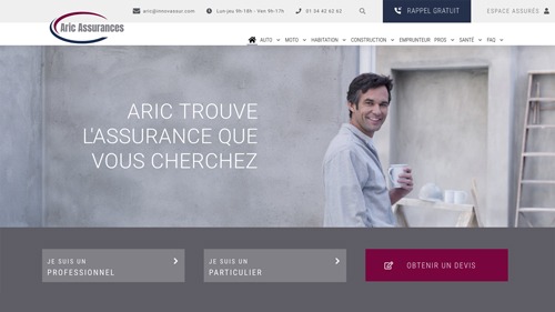 Homme souriant tenant une tasse, site Aric Assurances.