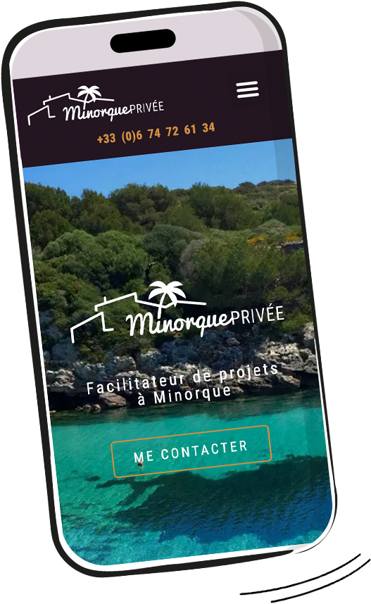 Smartphone affichant site Minorque Privée et crique turquoise