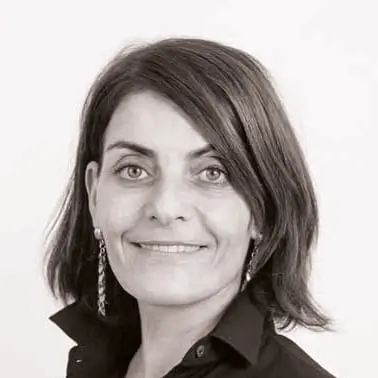 Portrait femme souriante noir et blanc.