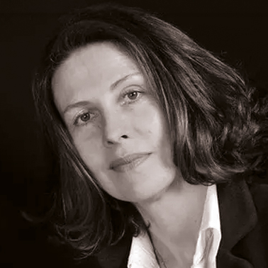 Portrait en noir et blanc d&rsquo;une femme souriante