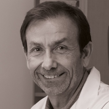 Portrait d&rsquo;un homme souriant en gros plan
