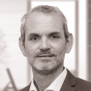 Portrait homme barbe de 3 jours noir et blanc.