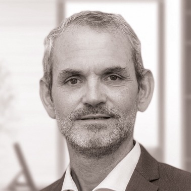 Portrait homme barbe de 3 jours noir et blanc.