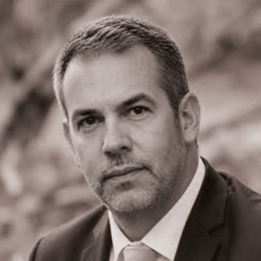 Portrait d&rsquo;un homme en costume, fond flou