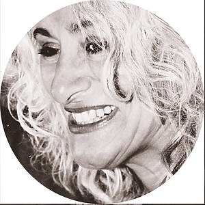 Portrait noir et blanc d’une femme souriante