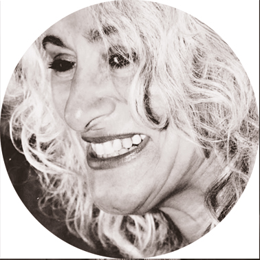 Portrait noir et blanc d&rsquo;une femme souriante