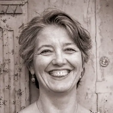 Femme souriante, portrait noir et blanc.